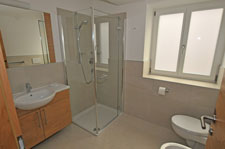 Bagno completo con finestra, doccia, lavandino, wc e bidet