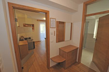 Corridoio con appendiabiti, mobile e specchio